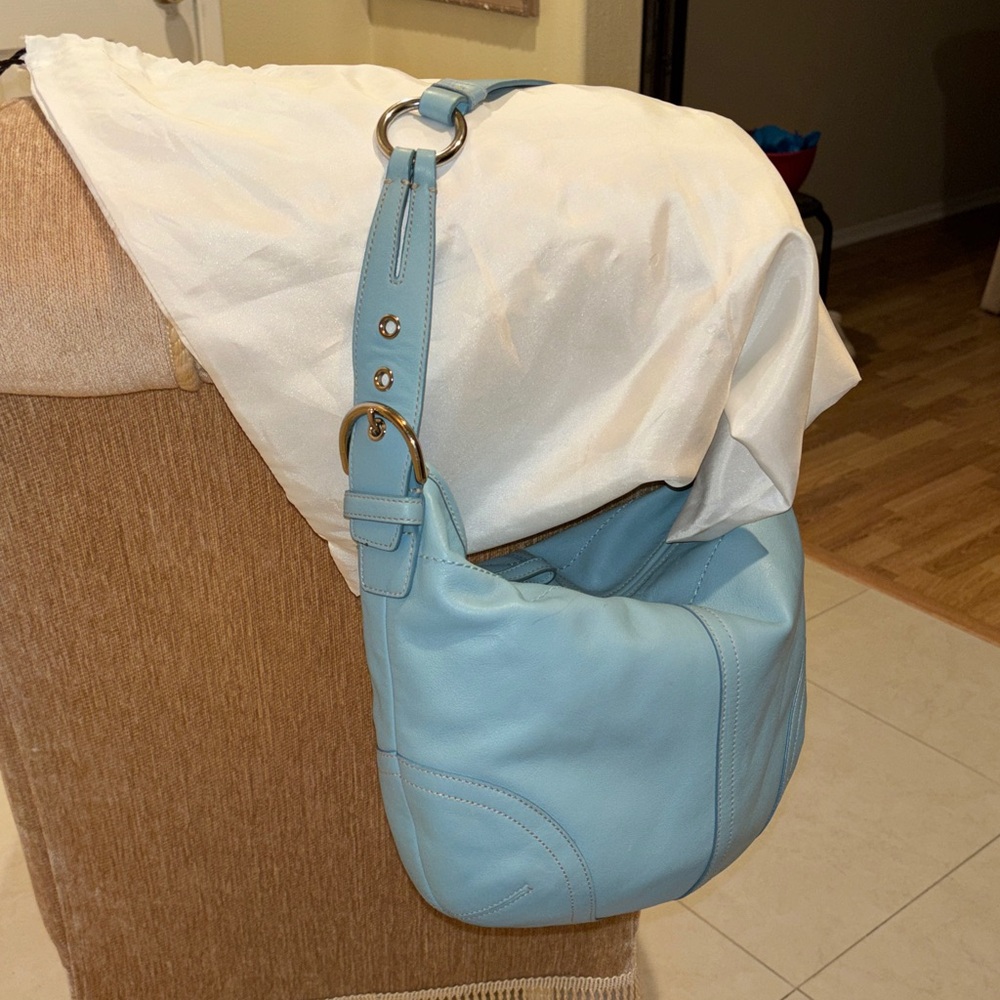 Chic Coach Light Blue Leather purse - Picture 2 of 9